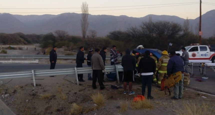 Un joven chocó su auto contra el guardarrail y murió en el acto