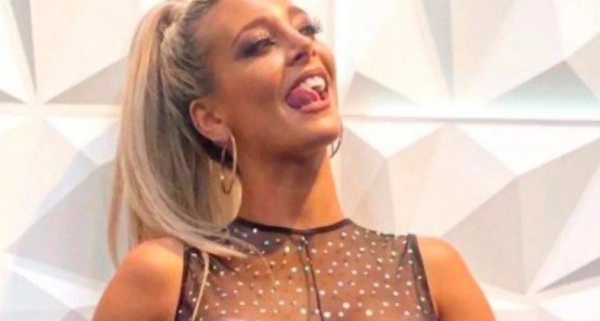 El sensual topless de Sol Pérez en la playa: Allá voy, contra viento y marea