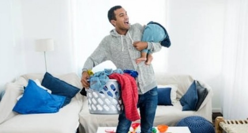 Polémica en las redes: un hombre es recompensado con sexo oral por hacer tareas domésticas