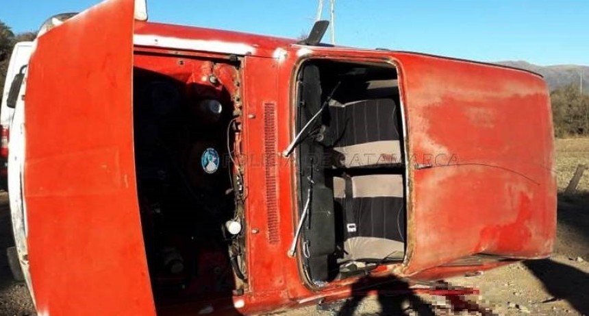 Perdió el control de su auto y terminó volcando en la ruta