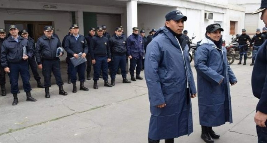 Policías recibieron protección para los días de lluvia