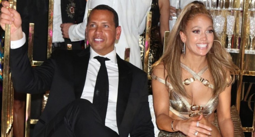 Jennifer Lopez recibió los 50 con un regalo súper costoso y una fiesta dorada