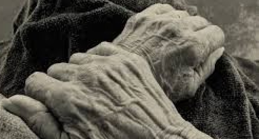 Asisten a una anciana en estado de abandono