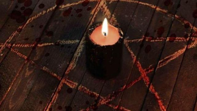 Desnudó, ató y tiró al fuego a su bebé en macabro ritual satánico