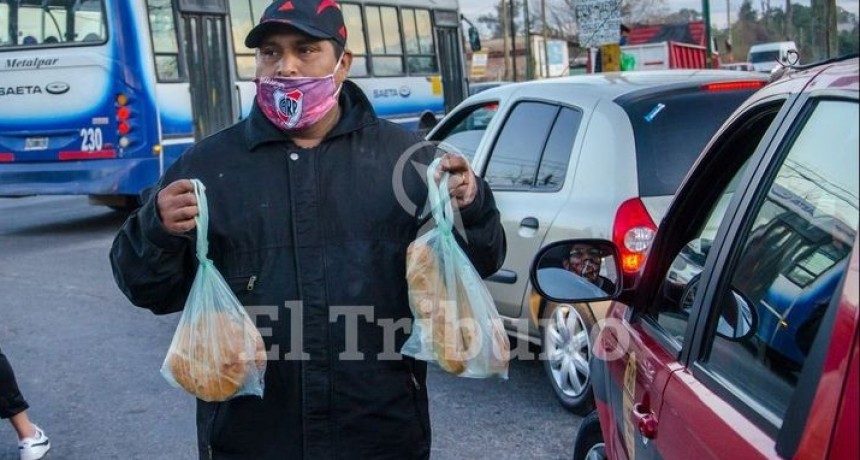 Empezó a vender panes dulces con el IFE y ahora quiere comprar una amasadora
