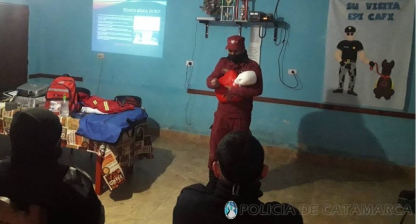Capacitaron a personal de la División Canes de la Policía  de la Provincia