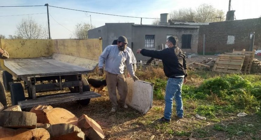 Donaron 5 mil kilos de leña a un pueblo aislado por el virus