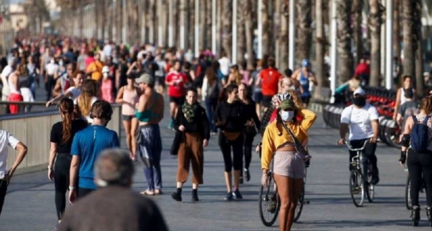 Aíslan a 70.000 personas en España por un brote de coronavirus