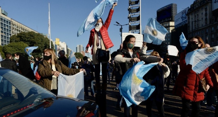 Banderazo y bocinazo en distintos puntos del país