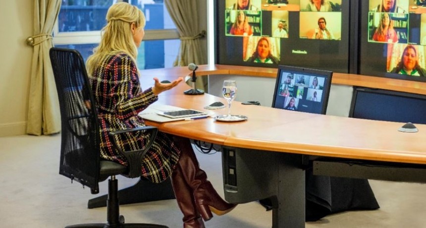 Fabiola Yañez realizó un encuentro virtual con maestros de diferentes provincias