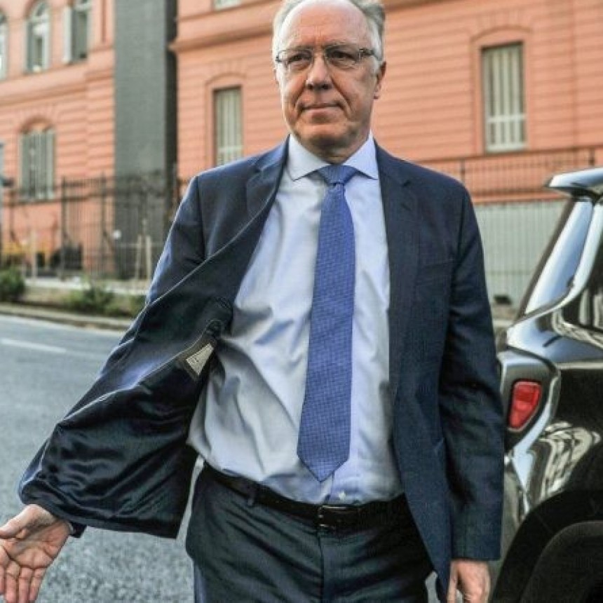 Pese al DNU que lo prohíbe, YPF busca desprenderse de 4.000 empleados