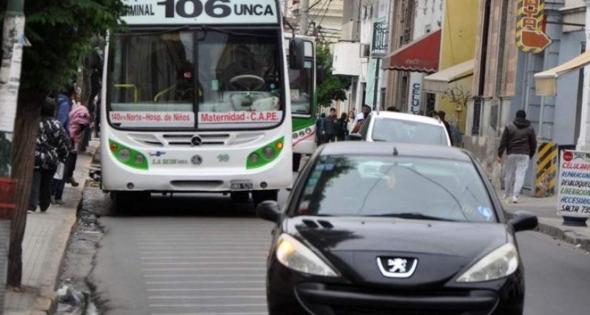 SIN COLECTIVOS : Choferes no cobraron el salario y continúan con la medida de fuerza