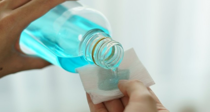 En plena pandemia la ANMAT prohibió la venta de un alcohol etílico y un limpiador líquido desinfectante