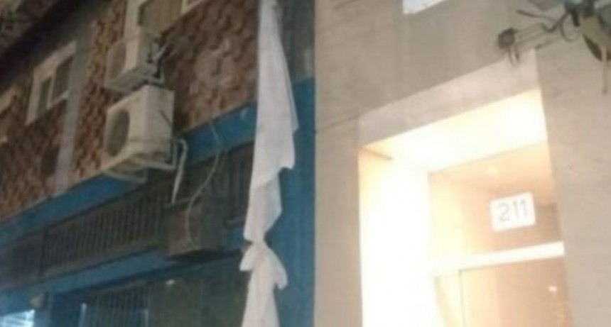 Como en las películas: se escapó del hotel donde hacía la cuarentena armando una soga con sábanas