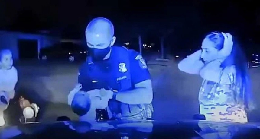 Video: el desesperante momento en que un policía salvó de ahogarse a un beba