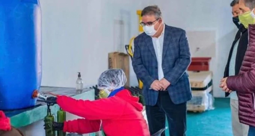 Raúl Jalil visitó una fábrica de aceite de oliva en Huillapima