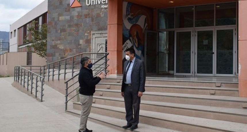 El ministro Gordillo visitó la Residencia Universitaria