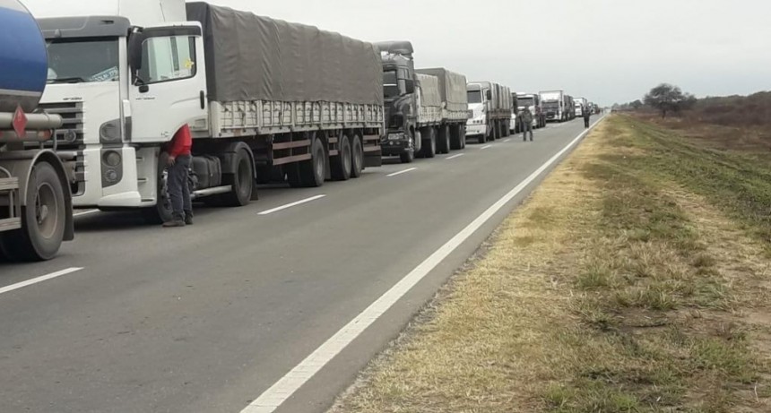 Los camioneros bloquearon la ruta 157 en reclamo por las demoras en el paso fronterizo