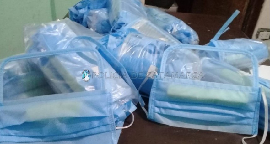 Efectivos de la División Enlace Comunitario de la Policía de la Provincia entregaron barbijos en distintas dependencias del Valle Central y Capayán