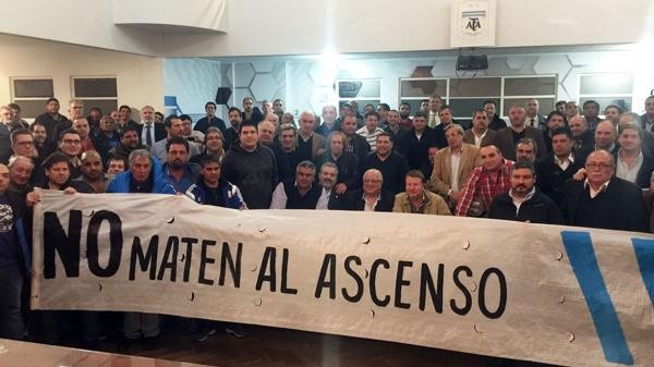 Rebeli&oacute;n de los clubes del interior contra la Comisi&oacute;n Regularizadora de la AFA