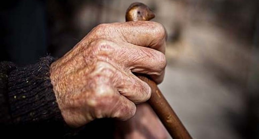 Salvaje GOLPIZA a un Abuelo de 90 a&ntilde;os