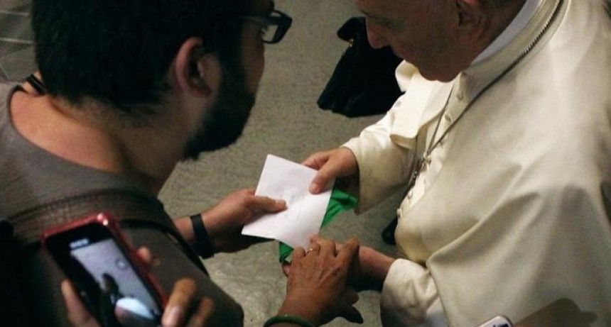 Un argentino le entreg&oacute; un pa&ntilde;uelo verde al papa Francisco
