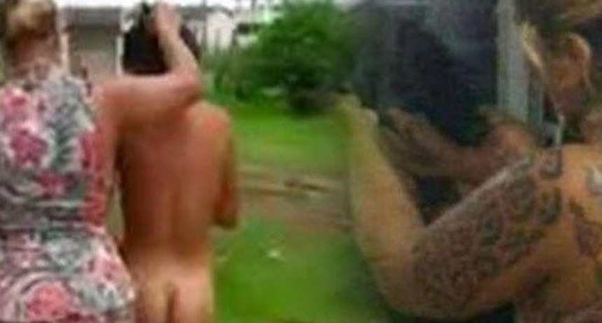 Desnud&oacute; a la amante de su marido y la pase&oacute; por el vecindario