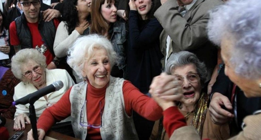 Abuelas recuper&oacute; al nieto 128