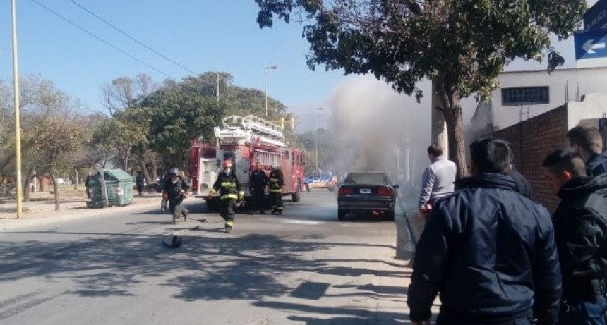 Se incendi&oacute; un auto en el barrio Parque Am&eacute;rica