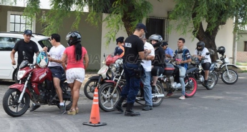 Secuestran motos en control vehicular