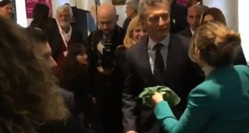 Feministas a favor del ABORTO le entregaron un pa&ntilde;uelo verde a Macri