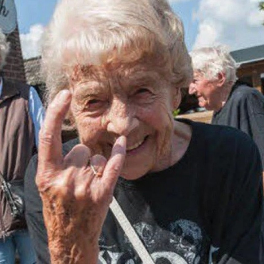 Dos abuelos se escaparon de un geri&aacute;trico para ir a un festival de Heavy Metal