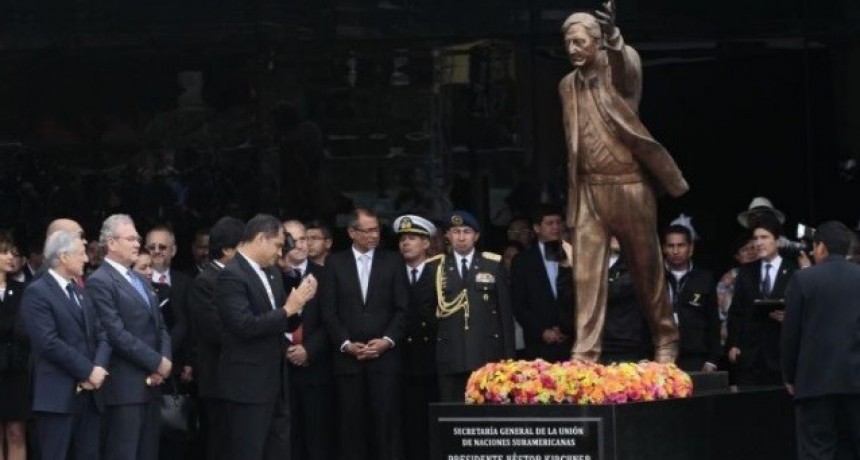 Sacar&aacute;n la estatua de N&eacute;stor Kirchner de Ecuador: "Es un s&iacute;mbolo de corrupci&oacute;n"