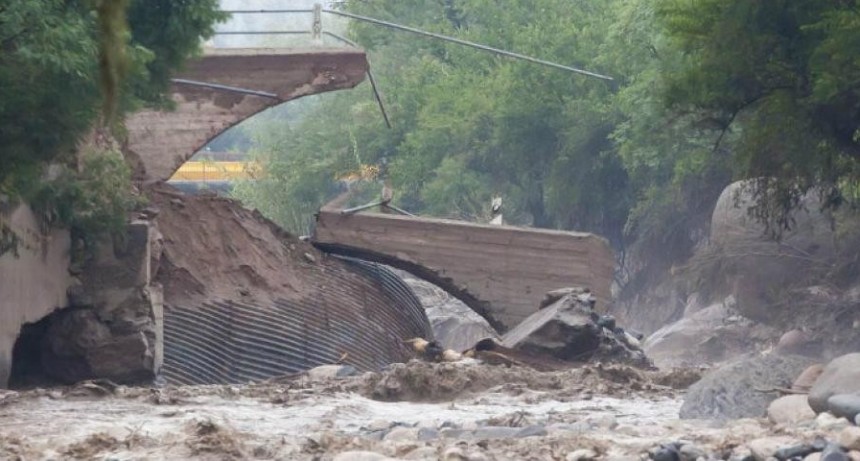 Corpacci anunci&oacute; que la Provincia construir&aacute; el puente de El Rodeo que fue destruido por el alud