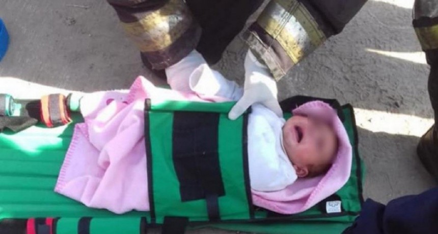 Rescatan a una beba que cay&oacute; a un desag&uuml;e