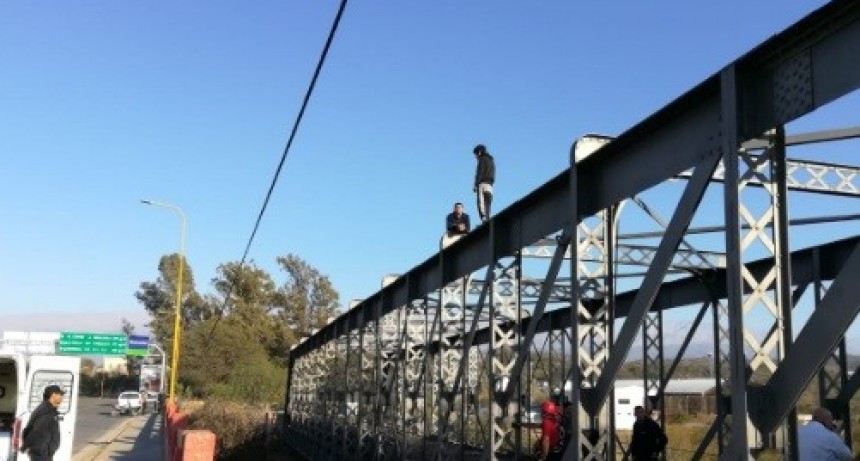 Joven desisti&oacute; arrojarse desde un viejo Puente