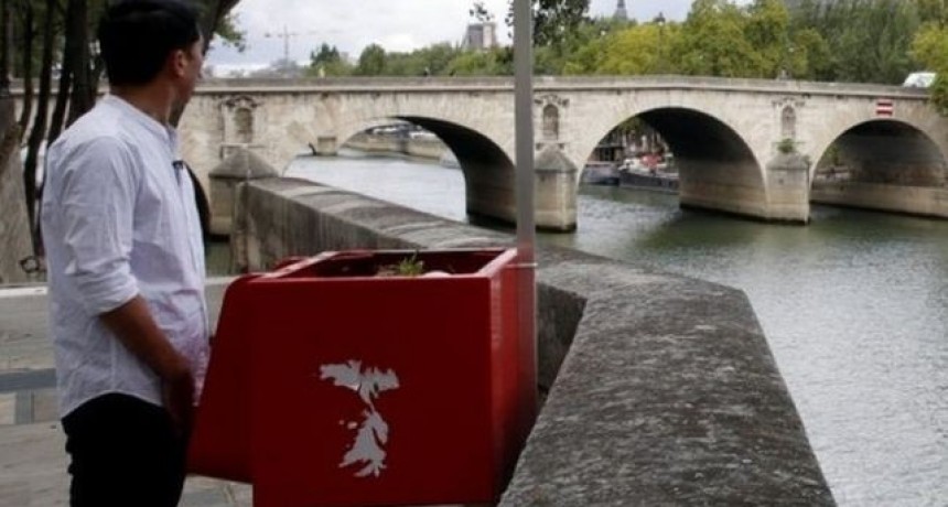 Los pol&eacute;micos urinarios "demasiado p&uacute;blicos" que causan indignaci&oacute;n en Par&iacute;s