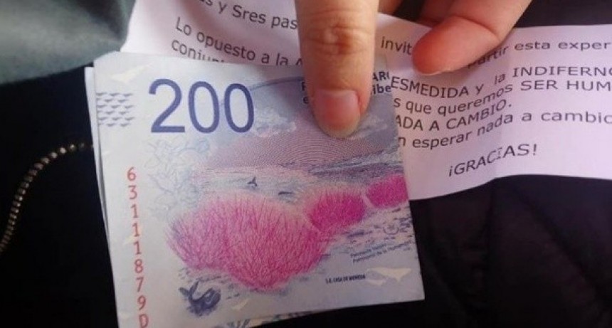 Un anciano sorprendi&oacute; a todos en el tren Sarmiento al repartir billetes de 200 pesos junto a un tierno mensaje