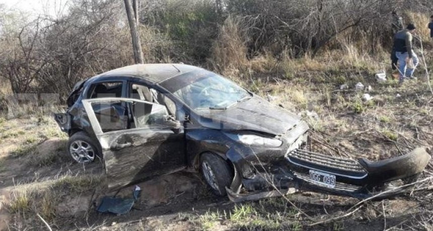 Una mujer perdi&oacute; la vida tras volcar un auto