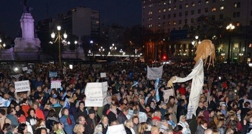 Multitudinaria marcha a favor del desafuero de Cristina