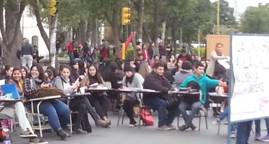 Los universitarios se movilizaron hasta la plaza 25 de Mayo