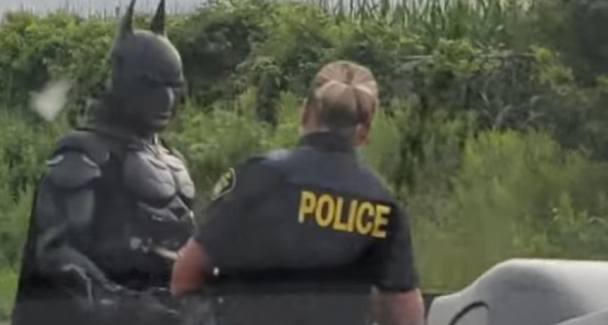 Viral: Batman es detenido en una ruta de Canad&aacute;