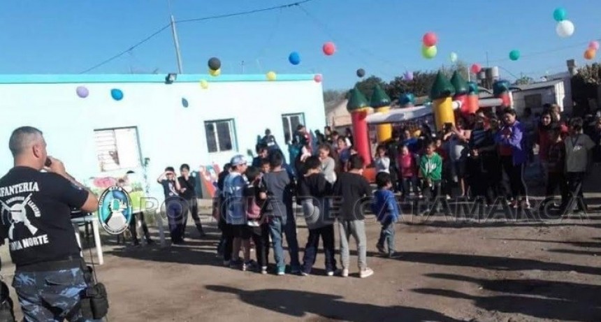 Polic&iacute;as festejaron el d&iacute;a del ni&ntilde;o en Valle Viejo