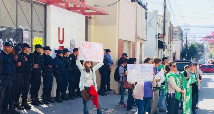 Primero fue en la sede de CAMBIEMOS ahora Trabajadores de Agricultura Familiar realizaron escrache en la sede de la UCR