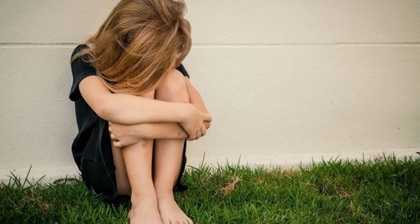 Dos hombres violaron a una nena de 13 cuando fue a buscar a su hermanito al colegio