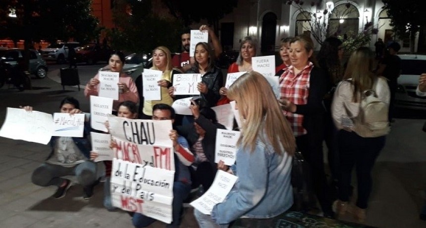 Un grupo de personas protest&oacute; por la situaci&oacute;n econ&oacute;mica del Pa&iacute;s