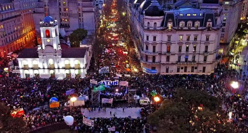 Gremios universitarios protagonizaron una multitudinaria marcha en Plaza de Mayo