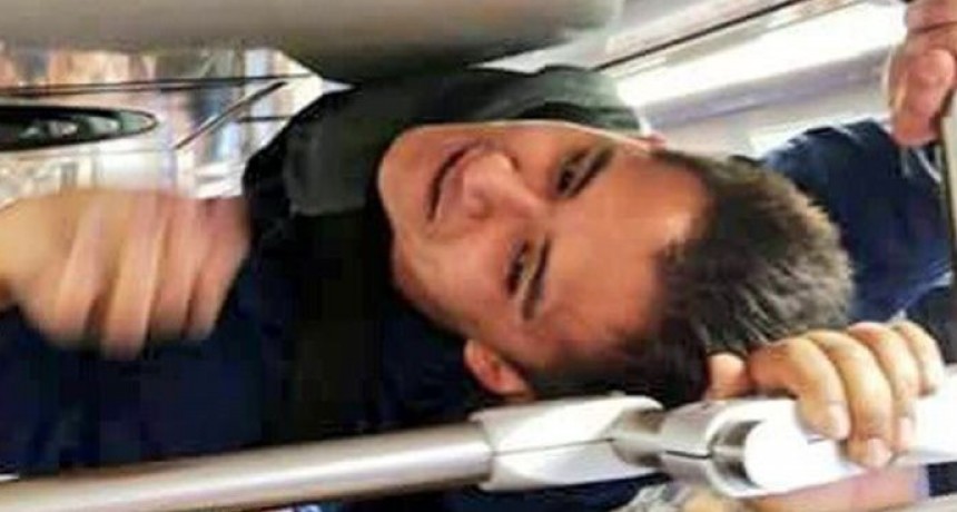 UNA LOCURA: Viaja en barandales del tren para no llegar tarde a su trabajo