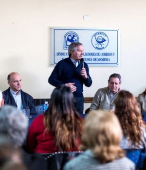 "De la crisis se sale produciendo m&aacute;s, no ajustando"