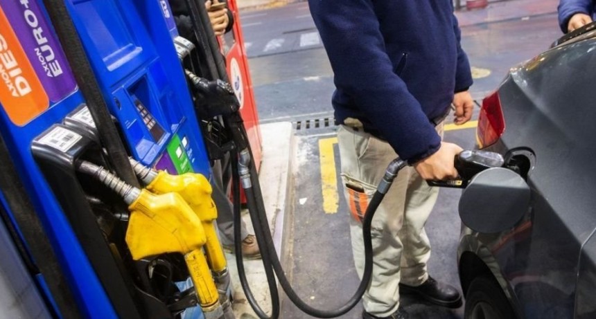 El Gobierno postergó la suba del impuesto a los combustibles